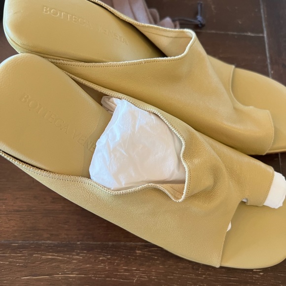 Bottega Veneta women’s size 39 never worn new in box with dust bag - Picture 2 of 11